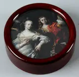 Ronde doos, afbeelding, Ronde gelakte dekseldoos 20e eeuw met gelithografeerde voorstelling op het deksel 4xø12cm
