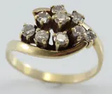 Gouden ring, 9 brilj., De middelste steen staat iets hogerop. ø 53, ca