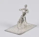 Zilveren miniatuur, fiets, ZIlveren miniatuur van man op antieke fiets 835/000, jaarletter R: 1977 Rotterdam ca