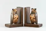 2 Boekensteunen, uilen, Twee boekensteunen 1e helft 20e eeuw met geheel uit hout gesneden uitlje (glazen ogen) staand op een boek 17,5x15x9cm
