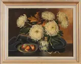 A. Sanders, Chrysanten, Sanders 20e eeuw, olieverf op linnen, bloemstilleven met vaas en fruit 60x80cm