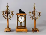 Klokkenstel met leeuw, brons, 3-Delig Frans pendulestel van lichtbruin marmer, pendule met bronzen leeuw en 2 messing kaarskandelaars