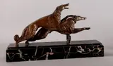 J. Lormier, twee windhonden, Lormier 19e-20e eeuw Frankrijk, Art-Deco beeld met marmeren sokkel