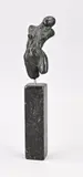 Hanneke Zwart, Vrouwelijk torso, Moderne vrouwelijke torso van brons, geplaatst op een marmeren sokkel