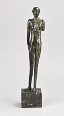 Renée Weisink, Dame met pet, Modern bronzen damesfiguur met pet, geplaatst op marmeren sokkel