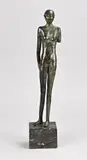 Renée Weisink, Dame met pet, Modern bronzen damesfiguur met pet, geplaatst op marmeren sokkel