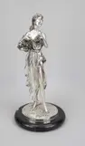 H 43 cm. by Jugendstil-stijl plated figuur op zwart marmeren basement, Jugendstil-stijl plated figuur op zwart marmeren basement, offered Jun 2026