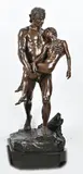 Morbur Zeer groot antiek bronzen beeld, Zeeman met drenkeling Jean Ossaye Mombur. 1850 - 1890, Medaille aux beau arts 1885, op zwart marmeren basement