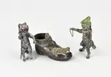 Drie delen Weens antiek, 1900, En één terracotta schoen met muis en kat