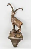 Duitse houtgestoken steenbok op wandconsole, 1920