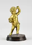 H 11,5 cm. by 18e - 19e Eeuws vergulde bronzen putti op basement, offered Apr 2026