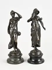 2x Bronzen figuur, H 29 cm., Twee antiek bronzen figuren op zwart marmeren basement