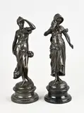 2x Bronzen figuur, H 29 cm., Twee antiek bronzen figuren op zwart marmeren basement