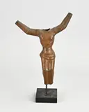 Oude kopergeslagen torso op standaard, H 33 cm.