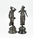 Stel bronzen beelden, H 29 cm., Twee 19e eeuws Venetiaanse bronzen dames figuren op marmeren sokkel, waarvan één met Venetiaans masker