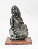 Hansje den Hollander, Zittende vrouw met hoofddoek, Modern bronzen figuur, op marmeren sokkel
