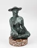 Hansje den Hollander, Naakte dame met hoed, Modern bronzen figuur op marmeren sokkel door Hansje den Hollander