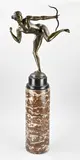 groot bronzen beeld op marmeren basement Gesigneerd, Erotische boogschutter, H 91 cm., Gesigneerd, groot bronzen beeld op marmeren basement