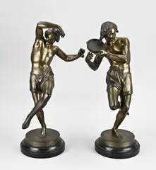 Paar bronzen beelden, H 47 - 49 cm.