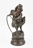 Antiek Frans beeld van compositie metaal, Meisje met hoepel, H 39 cm.