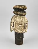 H 35 cm. by Afrikaans houtgestoken hoofd met polychromie, offered Jul 2024