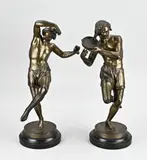 Paar bronzen beelden, H 47 - 49 cm.
