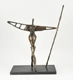Judith Braun, Vrouwenfiguur met staf, Grote bronzen sculptuur op zwart marmeren basement van Judith Braun