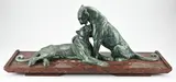 Groot art deco figuur, Liggende panters, Liggende panters op rood marmeren basement