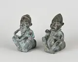 Twee Afrikaanse bronzen figuren, H 14 - 15 cm.
