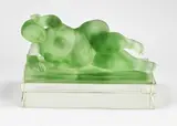 Naakte dame by Grote groene gesatineerde glazen sculptuur, offered Jul 2022