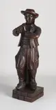19e Eeuws Frans houtgestoken figuur, Man met blaasinstrument, Notenhout