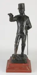 Frans bronzen figuur, Officier, Officier op marmeren basement