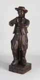 19e Eeuws Frans houtgestoken figuur, Man met blaasinstrument, Notenhout