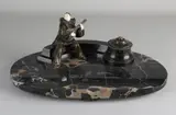Marmeren inktstel 'Pierrot', 1920, Prachtig groot antiek Frans marmeren inktstel met bronzen Pierrot + inktpot