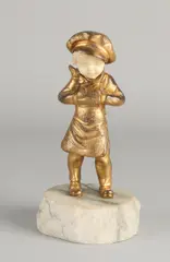 Meisje met pet by G. Bailly, Antiek Frans verguld bronzen figuur op marmeren basement, offered Oct 2020