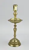 H 35 cm. by 17e - 18e Eeuws bronzen kaarskandelaar met 6-kantige kraag, offered Apr 2025
