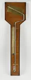 Engelse design barometer van mahonie met messing, L 94 cm.