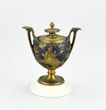 Kleine amfora dekselvaas, H 13 cm., 19e Eeuwse bronzen amfora dekselvaas met Griekse figuren, op Carrara marmeren voet