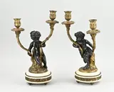 2x Kandelaar met putti, H 44 cm., Twee antiek bronzen kaarskandelaren met faun + putti, op Carrara-marmeren voet