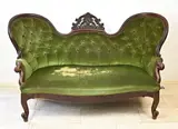 1870 by Antiek mahoniehouten vlinderbank met snijwerk, offered Apr 2025