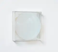 Adolf Luther, Ohne Titel, 1976, Halbtransparenter Konvexspiegel über Spiegel in Plexiglaskasten