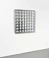 Adolf Luther, Hohlspiegelobjekt, 1967, 64 konkave, quadratische Spiegel mit abgerundeten Ecken, auf Holz montiert. In Objektkasten mit Aluminiumleiste