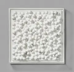 Adolf Luther, Eierobjekt, 1967, Eierschalen und Gips, auf Holz montiert. In Plexiglakasten