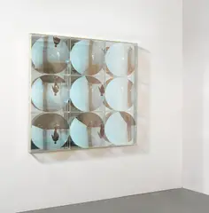Sphärisches Hohlspiegelobjekt by Adolf Luther, 1988, Neun halbverspiegelte, konkave Linsen, vor quadratischen Spiegeln, auf Holz montiert. In Plexiglaskastenrahmen, sold Jun 2025