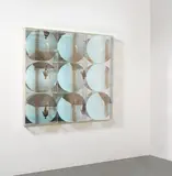 Adolf Luther, Sphärisches Hohlspiegelobjekt, 1988, Neun halbverspiegelte, konkave Linsen, vor quadratischen Spiegeln, auf Holz montiert. In Plexiglaskastenrahmen