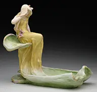 Amphora, Figural Centerpiece