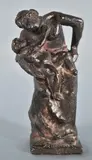Agustín Riganelli, Madre Con Su Hijo, escultura de bronce con pátina negra