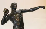Julius Schmidt-Felling, Lanzador De Bala, escultura de bronce patinado