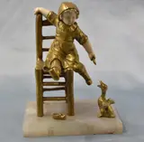 Georges Omerth, Niña Jugando Con Un Pato, escultura de bronce dorado