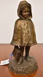Affortunato Gori, Niña Con Capa Y Valija, escultura de bronce dorado